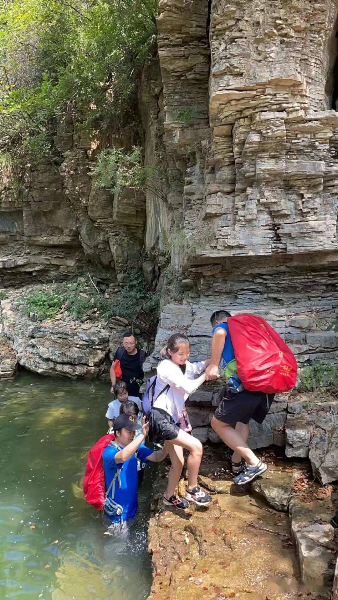 穿运动鞋趟水下河图片