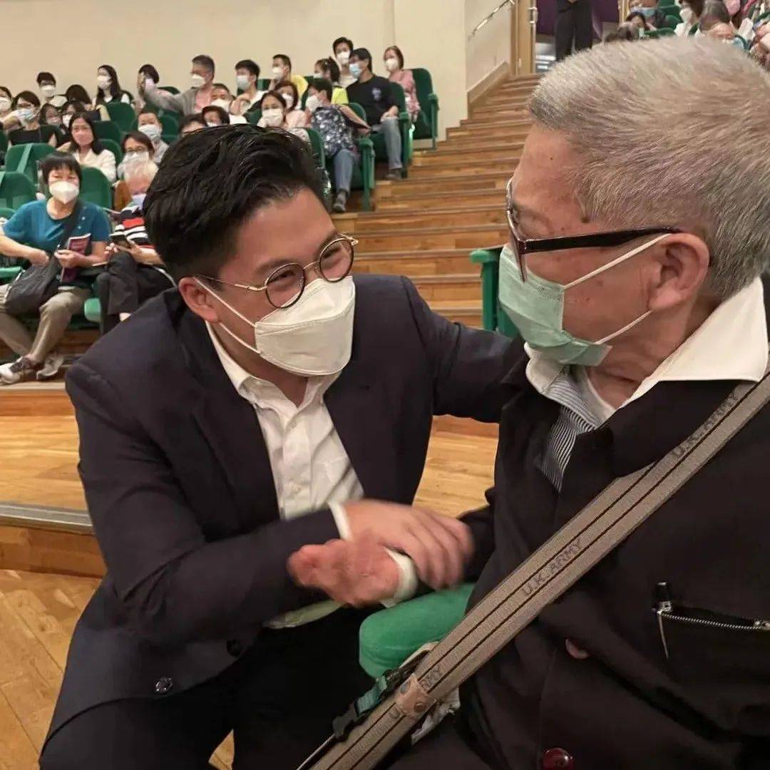 霍启刚偶遇刘兆铭!90岁“姥姥”满头白发,丧妻后太难过淡出荧幕_妻子_舞蹈_音乐会