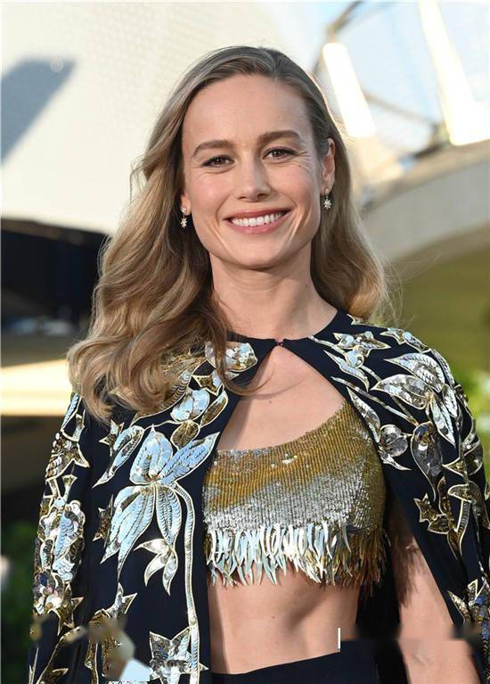 惊队布丽拉尔森现身巴黎马甲线清晰可见