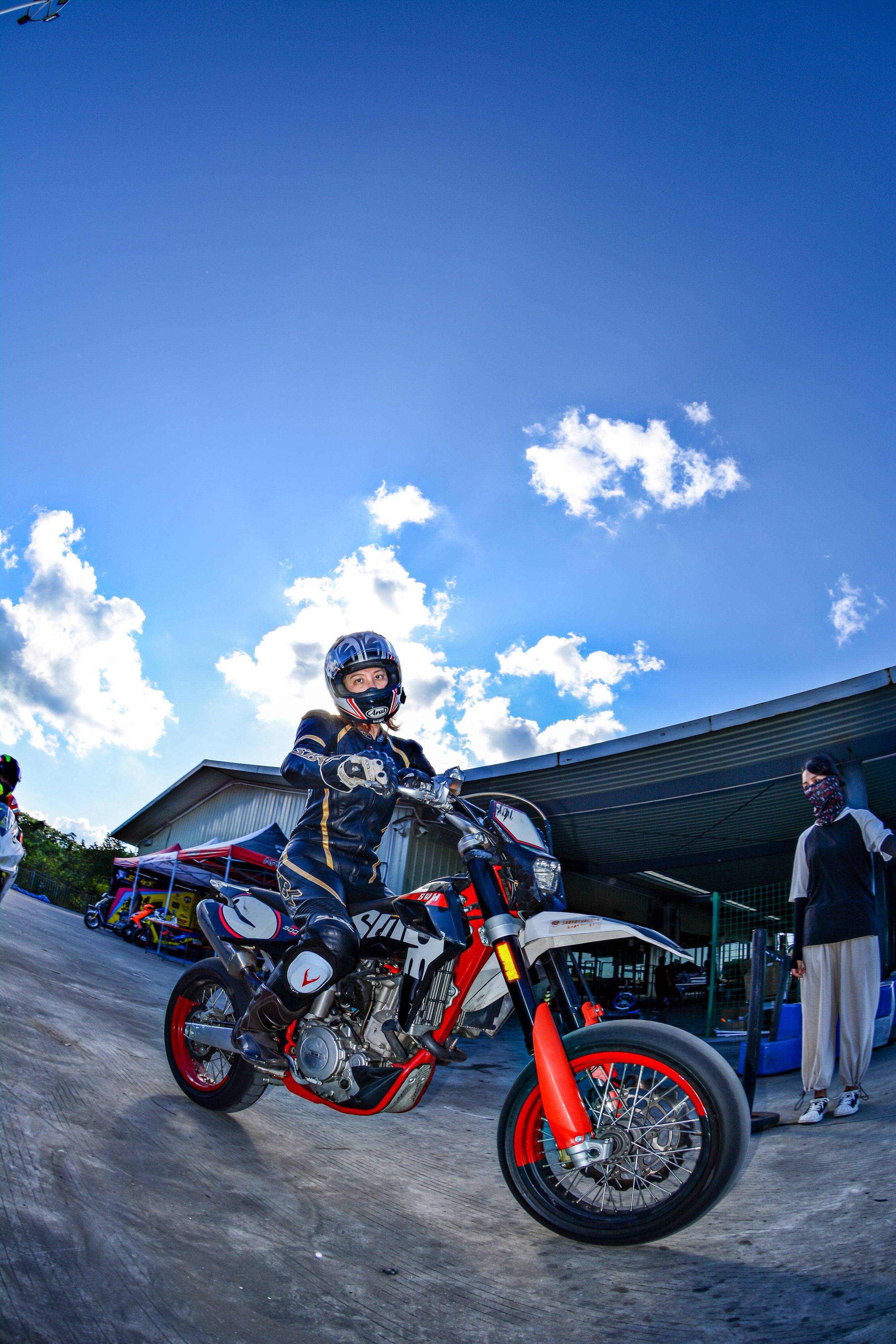 以量产车 sm500 挑战竞技专用车的 swm_搜狐汽车_搜狐网