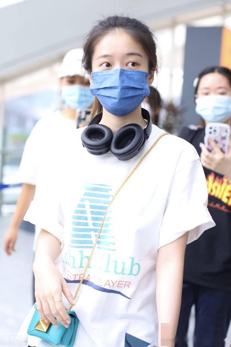 街拍张雪迎白tee运动短裤小白鞋清纯休闲