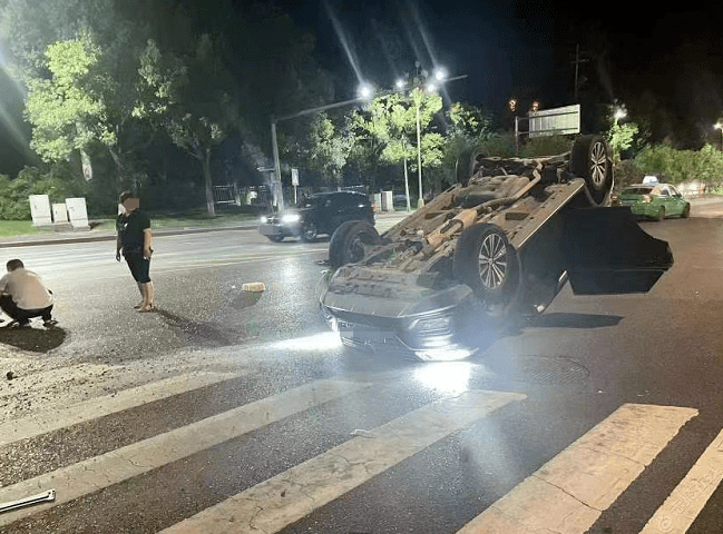 涪陵这个路口凌晨发生车祸一小车被撞翻附现场图片