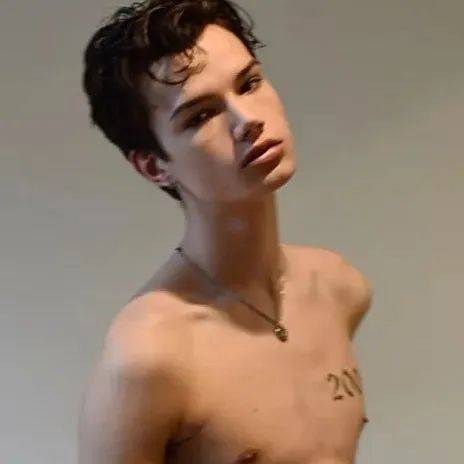 美妆博主 James Charles 的亲弟弟出道做模特！_Ian_Jeffrey_哥哥