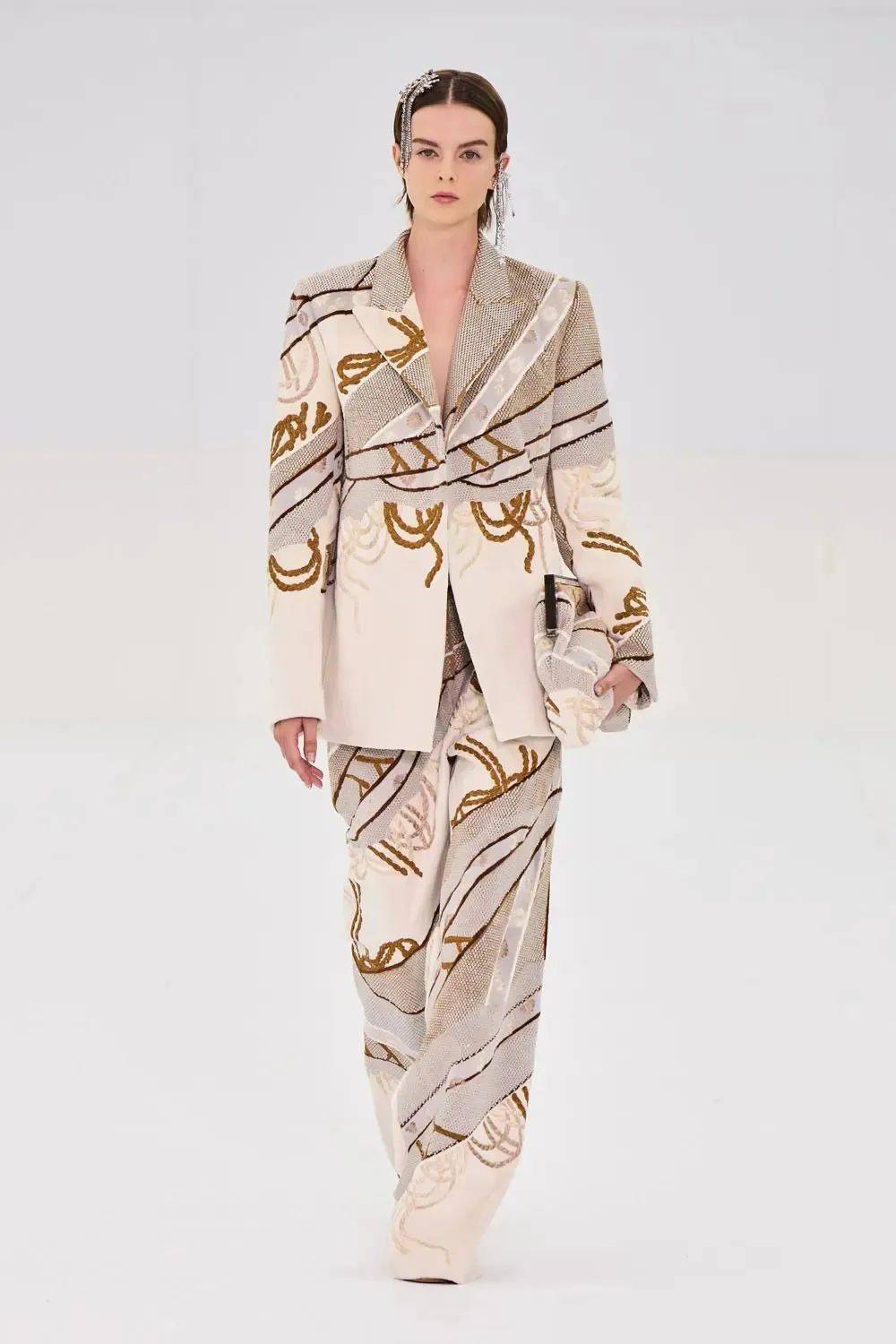 fendihautecouture20222023秋冬全球背景下的罗马