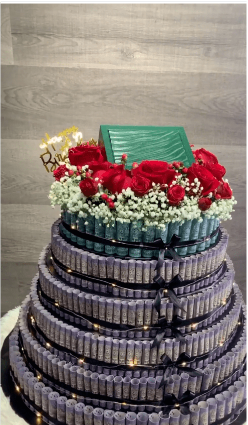 太壕了华人姐姐过26岁生日妹妹送上用现金制作的九层蛋糕