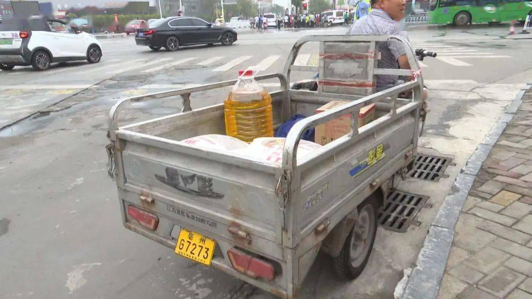 女同志表示,她認為八點之前交警不上班,便趁著時間差騎車上路.