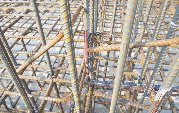 钢筋逐层串联焊接至顶层女儿墙,将引下线的上端与避雷带接通.