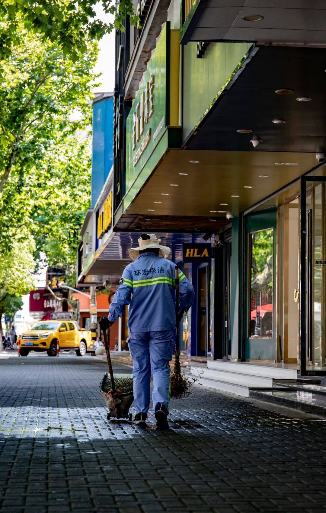 致敬高温下崇明这些最美"面孔"_烈日_城市_市民