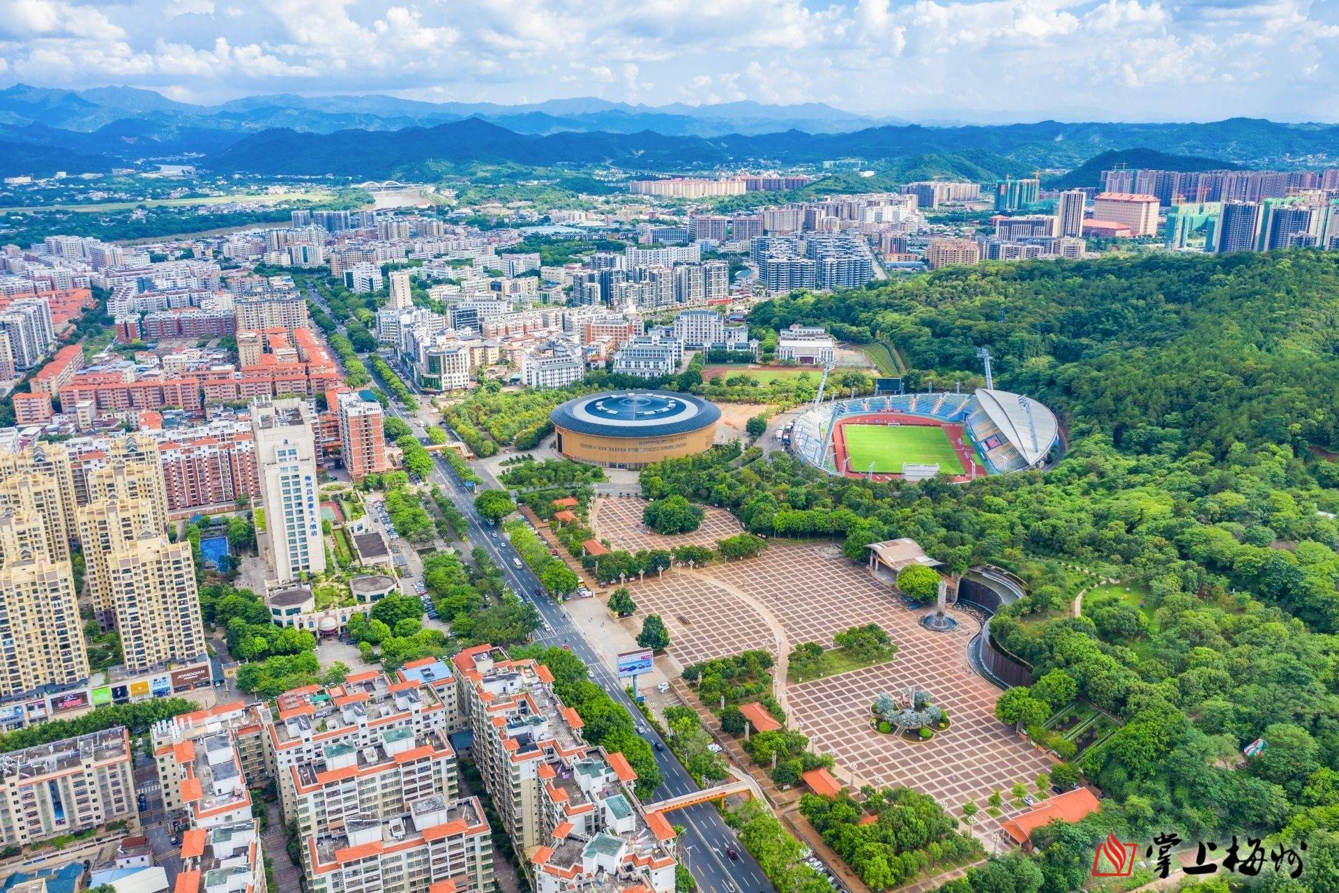 梅县区加快建设"推门见绿,抬头赏景"的美丽城市,近年来完成梅花山公园