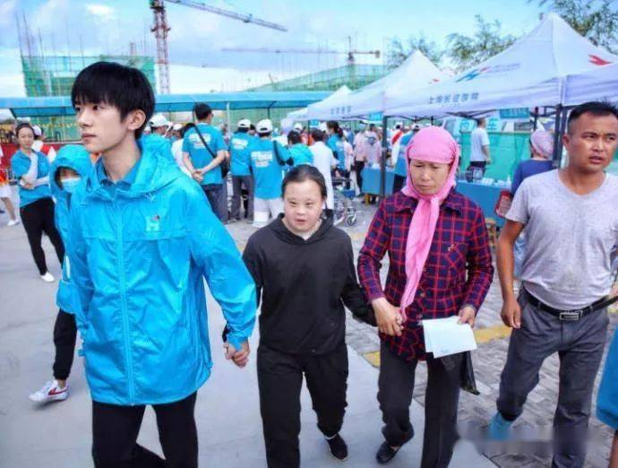 易烊千玺为何被夸赞为正能量偶像?这才是实打实的公益力量!