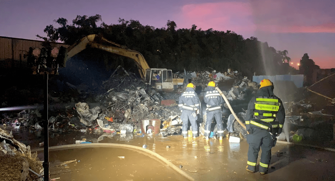 三乡一废品站突发起火,现场浓烟滚滚!_火势_救援_火灾