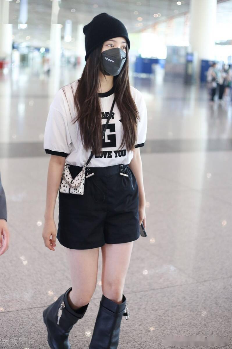 欧阳娜娜黑白风搭长筒靴活泼俏皮时尚范儿足