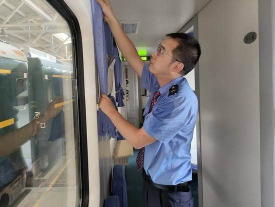 高温下的坚守_车厢_深圳_次列车