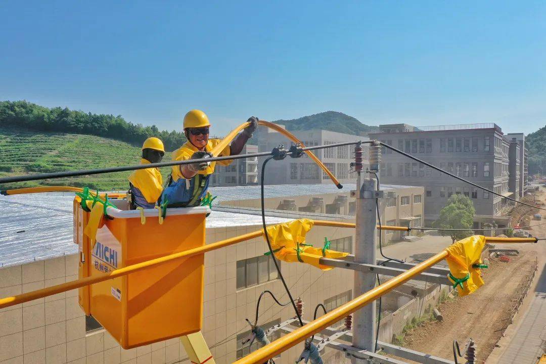 不懼烤驗象山電力人高溫帶電作業汗衛清涼