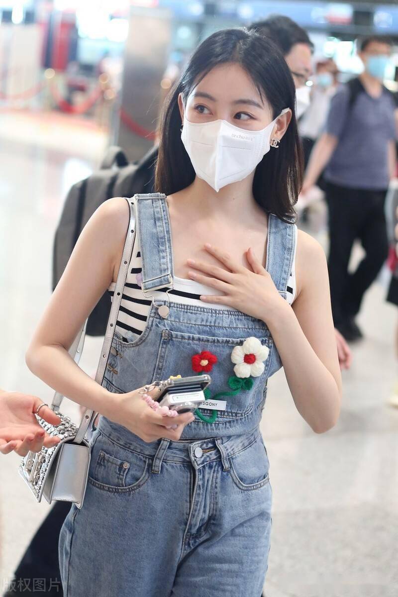 街拍:祝绪丹现身机场,路遇粉丝热情配合摆拍_北京_祝绪丹_路遇