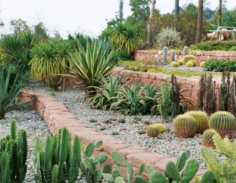 设计团队选择匍匐在山体之上,避免过多的大体量景观设计阻隔游览视线