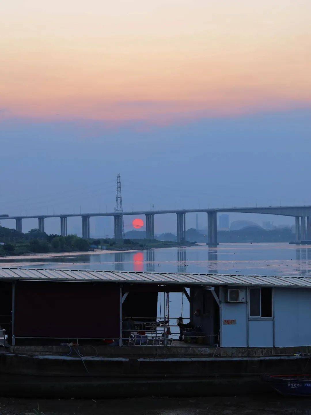 南村最美日落观赏地！来这儿吹着江风，看夕阳染红天空