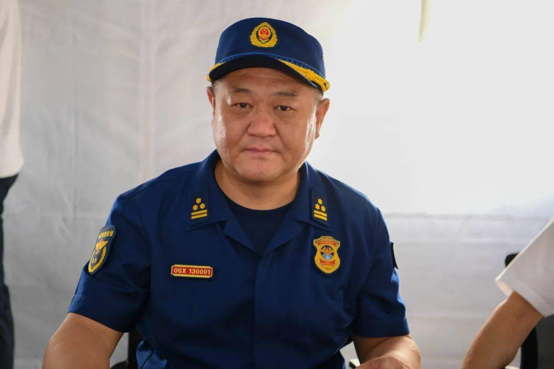 市政府副秘书长王巍,鞍山市消防救援支队支队长李东兴,政治委员庞艳海