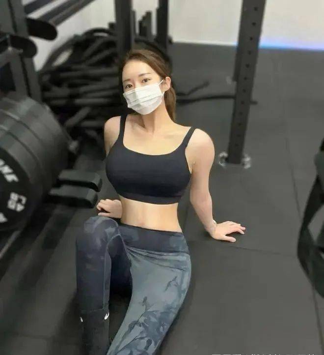 小姐姐的训练痕迹并不算明显,但由内而外散发出的青春活力,阳光正能量