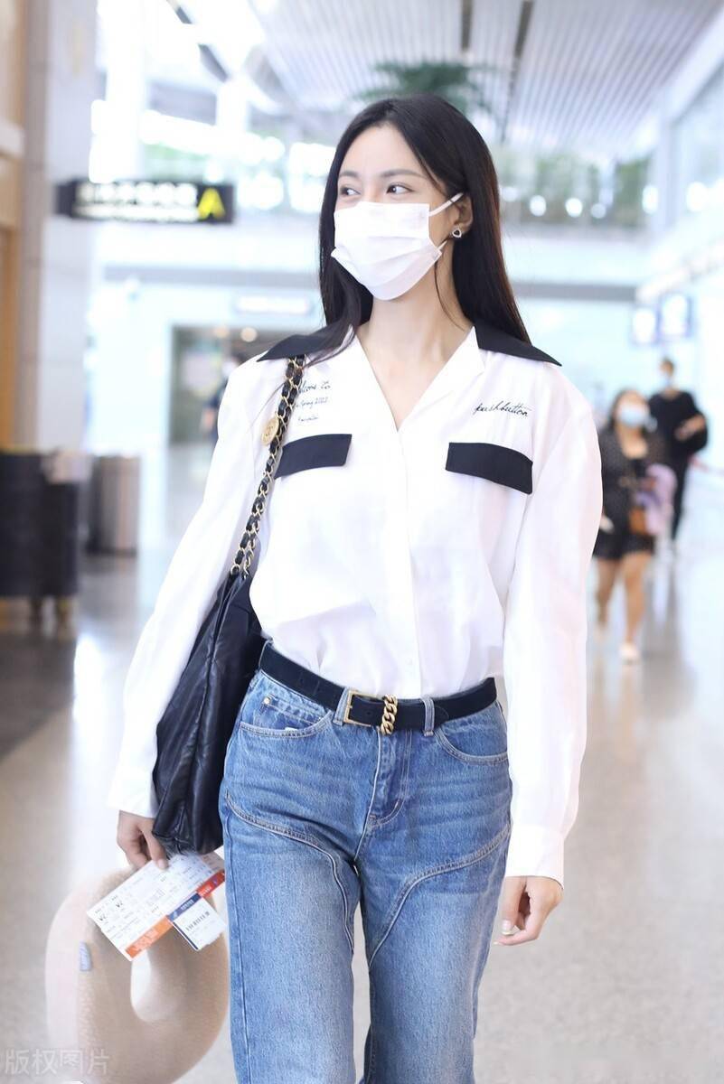 沈梦辰穿白衬衣搭牛仔裤现身机场,笑容灿烂气质俱佳_北京_状态_沈梦辰