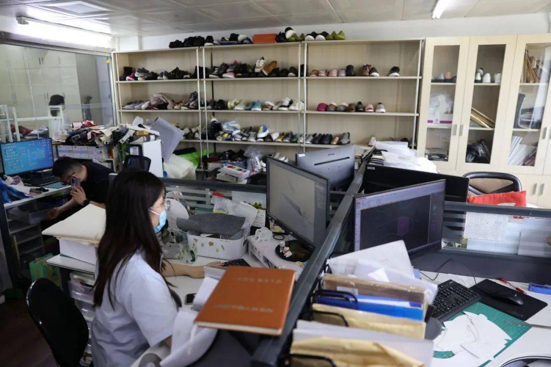 打样鞋是设计组的设计师最先"想"出来的有着28年历史的鞋厂看一看今天