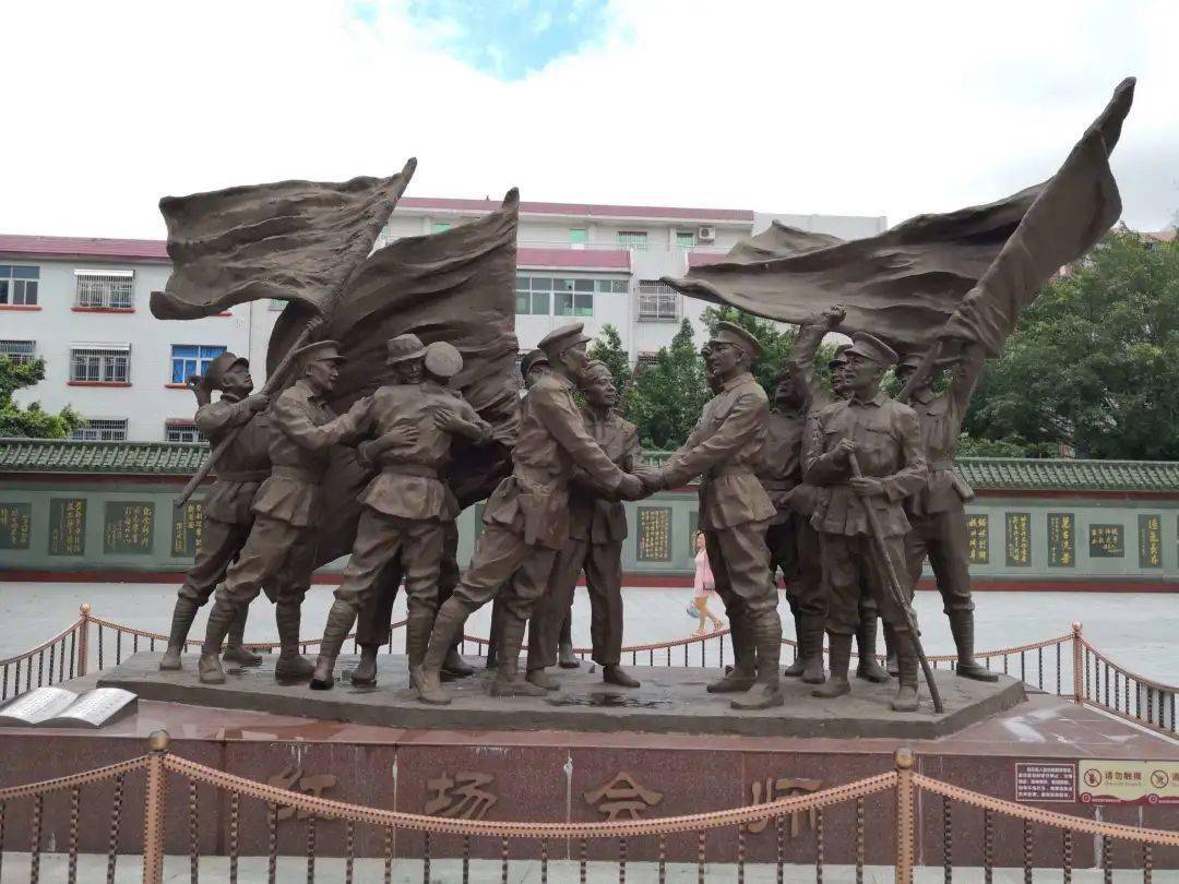 不久,红四师和董朗同志率领的红二师会面了.