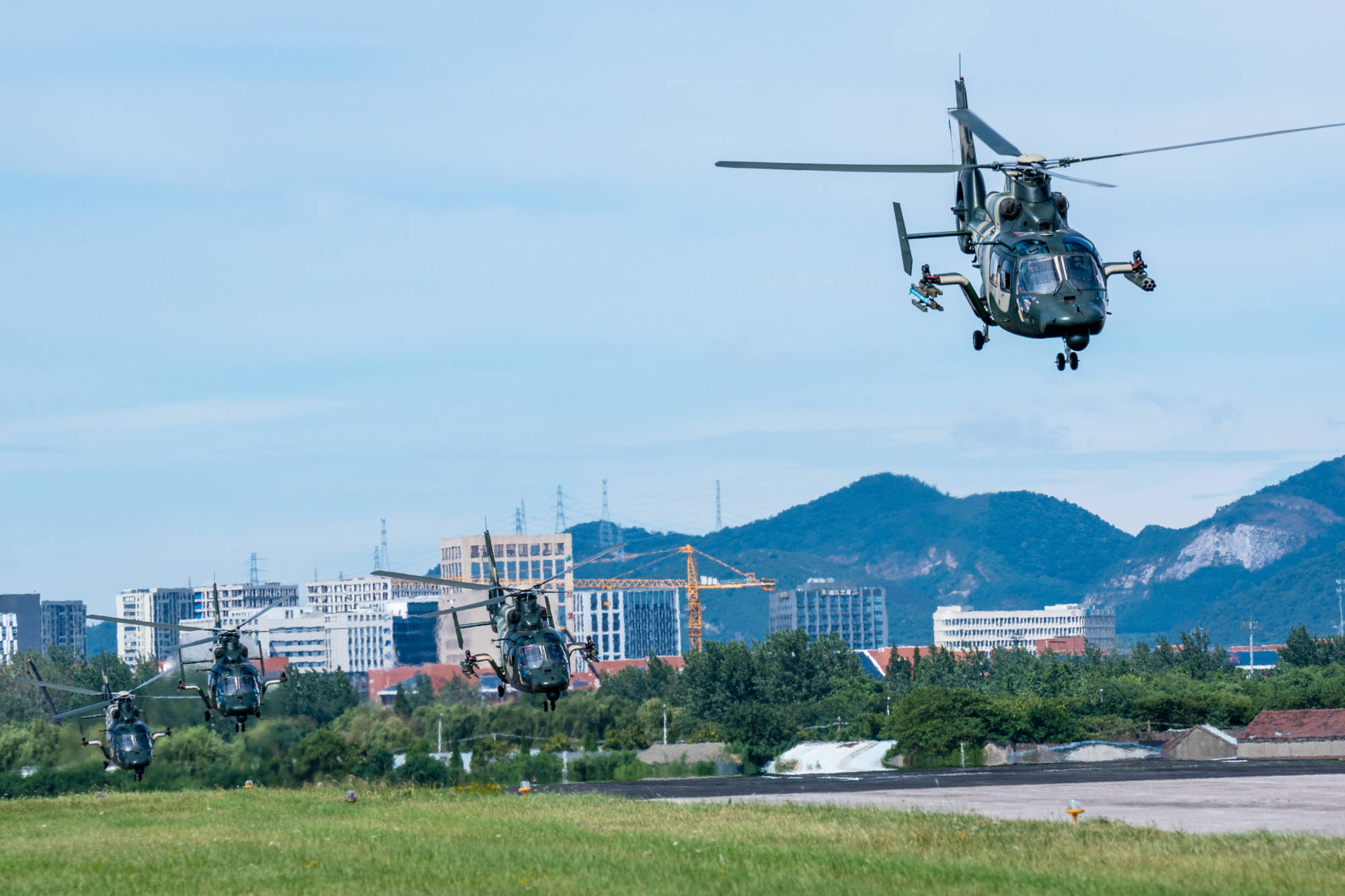 陆军第72集团军某陆航旅开展跨昼夜多课目飞行训练