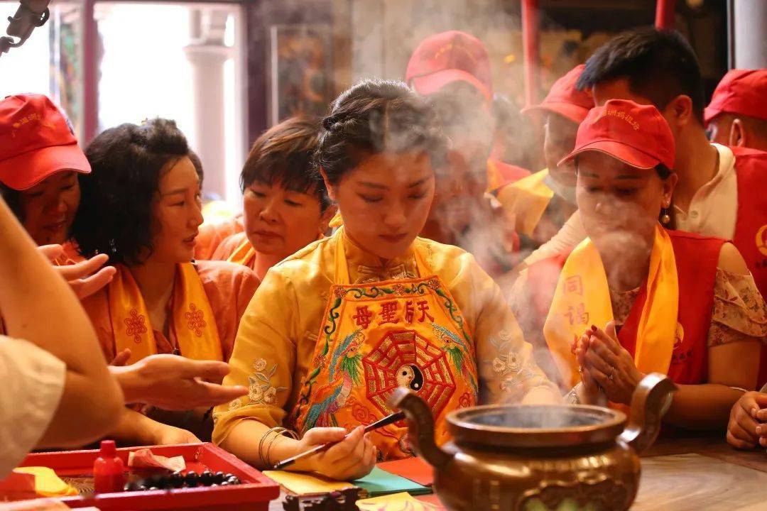 现场盛况潮阳西胪百人大团前往湄洲祖庙壮缵香火