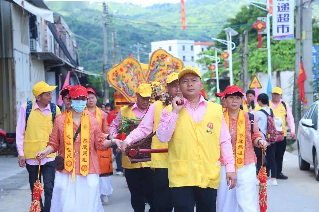 现场盛况潮阳西胪百人大团前往湄洲祖庙壮缵香火