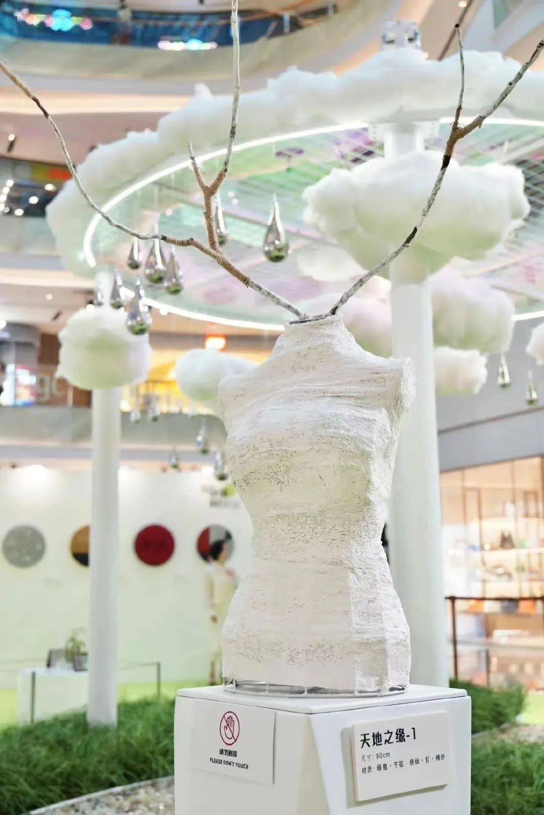 在展览现场可以看到中国当代环保艺术家masha rom用棉花,咖啡豆和各类