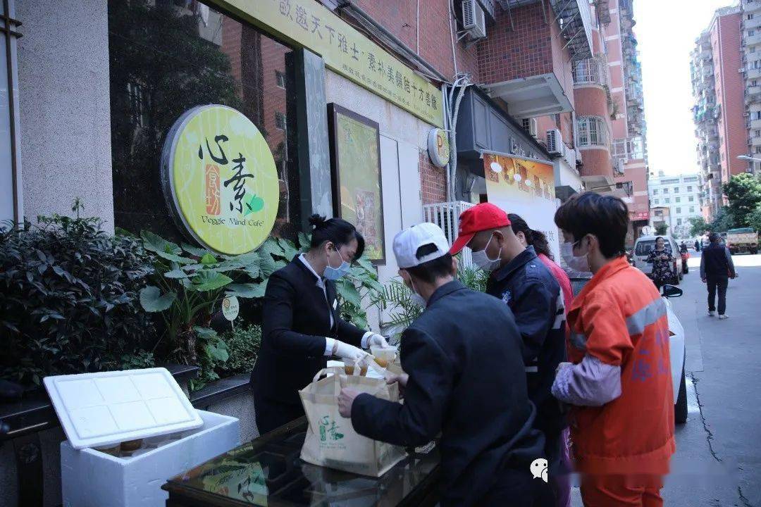 我叫范溦恩,小名恩恩!生日办素宴是我们家的传统.