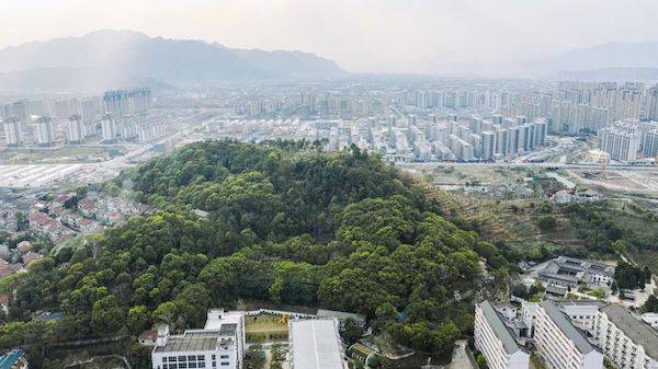 委羽山分金,木,水,火,土五屿(峰),其中最高的金屿海拔也不过87米,在