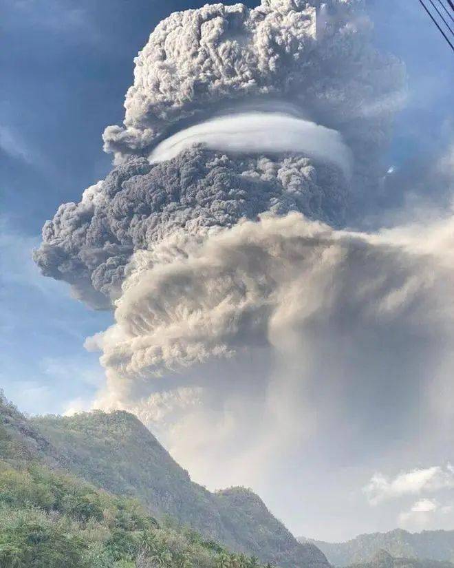 2021年,圣文森特岛的火山爆发,看这直冲云霄的火山灰,比原子弹的威力