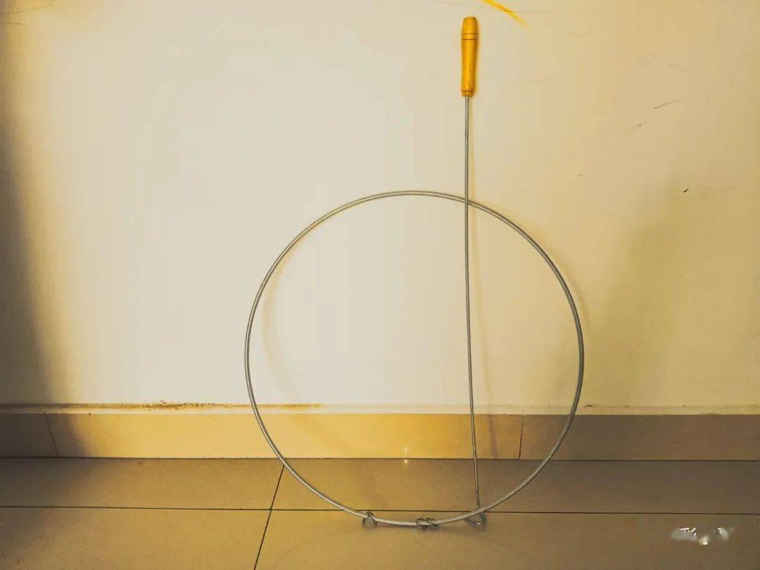 游戏介绍:滚铁环,传统儿童游戏,在二十世纪六七十年代盛行于全国.