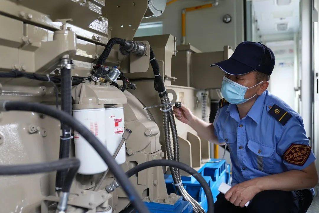 他们就是空调发电车乘务员这节车厢既不坐旅客又不放行李他们在一节