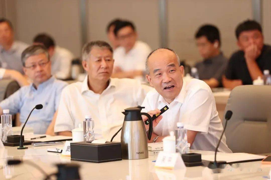 北京校友会会长,湖北省楚商联合会会长陈东升,北京校友会执行会长喻杉