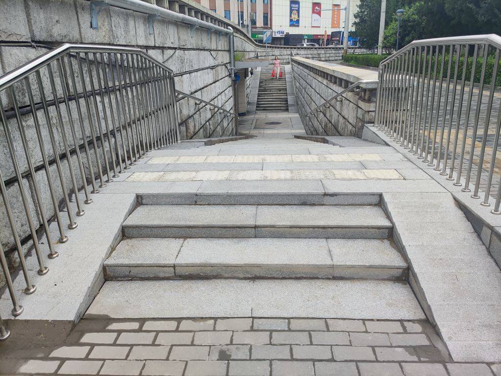 地下通道改造后路面人行道成了蓄雨池市民盼解决出行难题