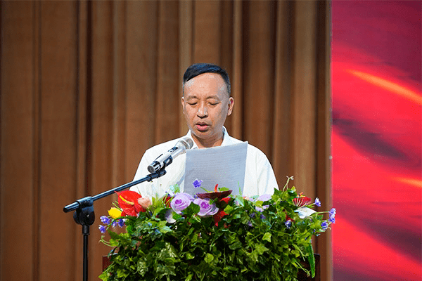 重庆两江育才中学党委书记,校长杨赟致辞(央广网发 重庆两江育才中学