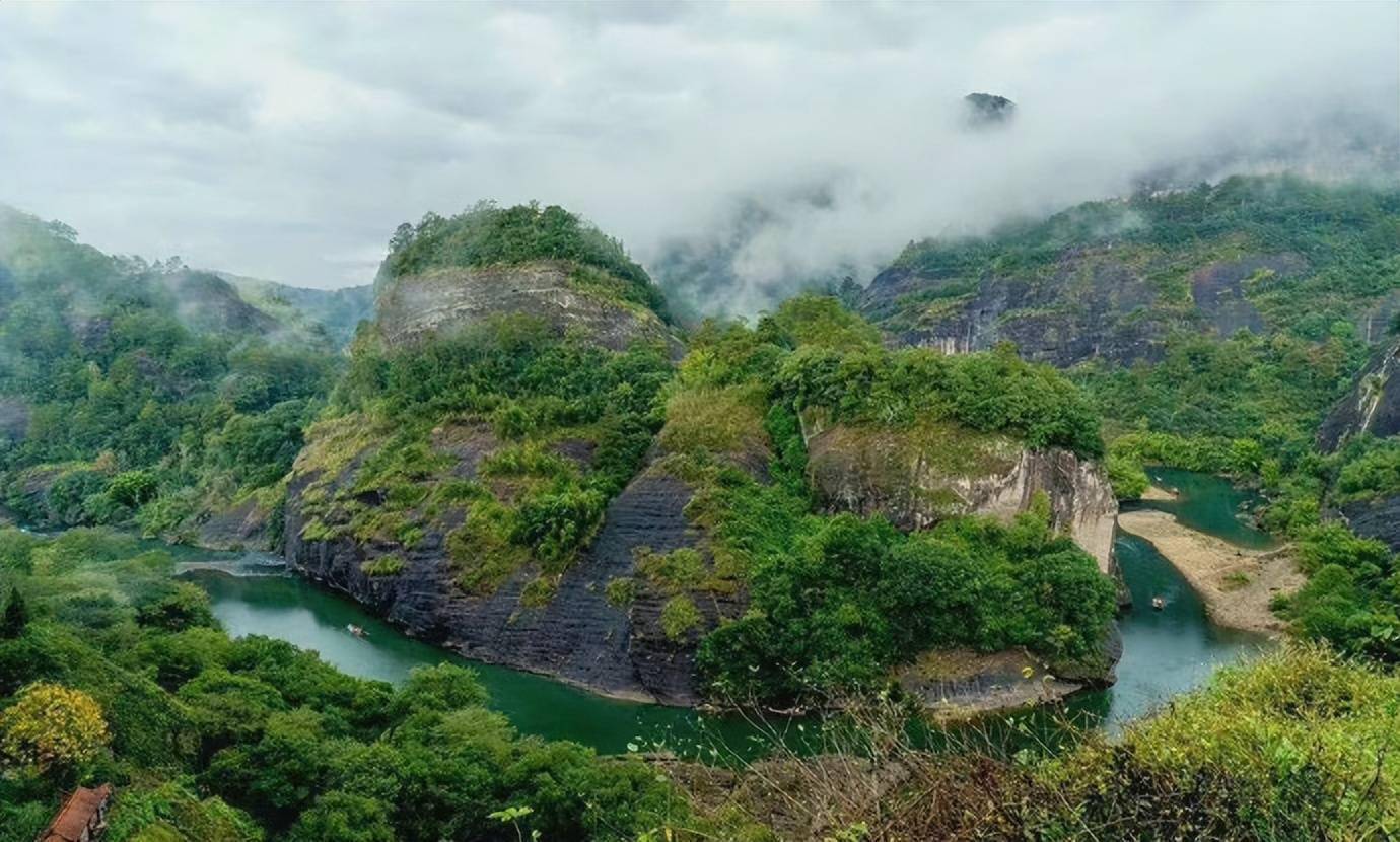 武夷山,山环水抱,水绕山行,风吹云荡,是碧水丹山的自然天堂_山环水