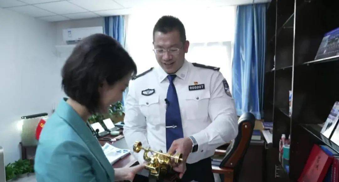 44岁公安局长肌肉撑爆白衬衫活脱脱警察版巨石强森