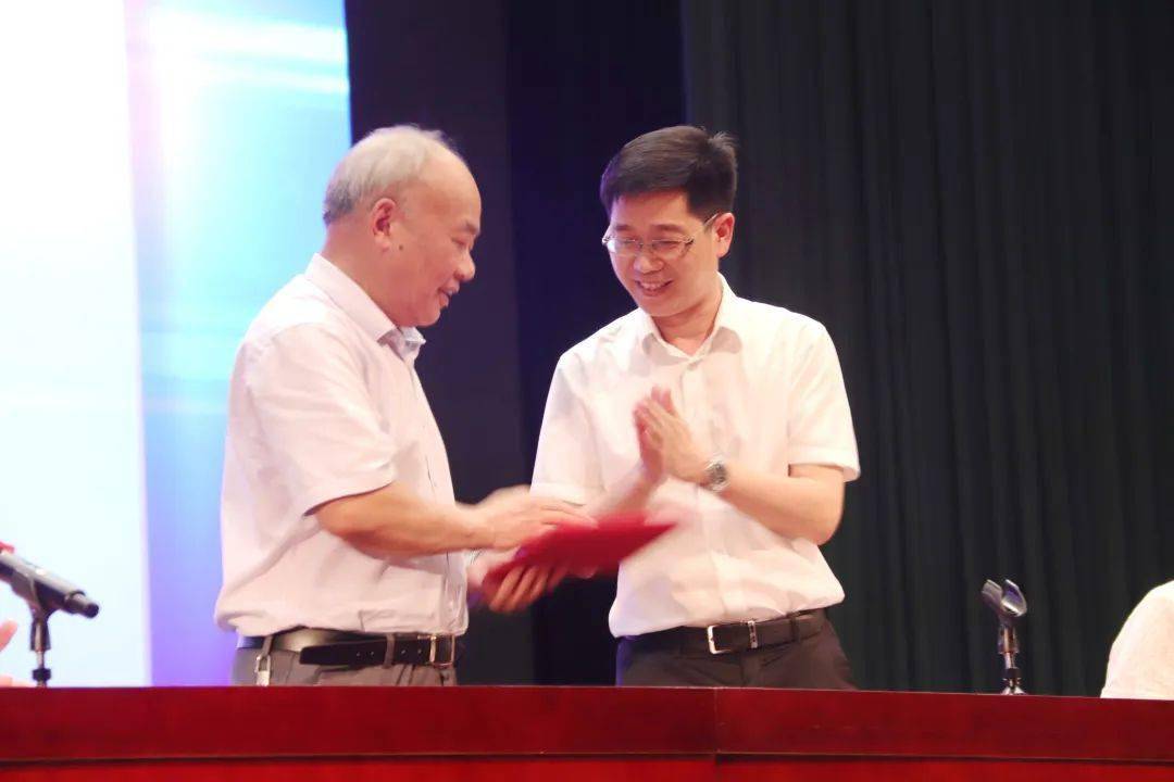 姜忠勤深情送上致辞:您的人生,是燃烧烛,是孺子牛,沉稳隐忍,充满着