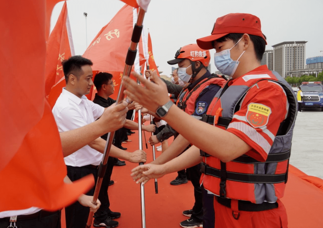 授旗仪式结束后,开封市政府副市长钱忠宝宣布应急演练正式开始,多支