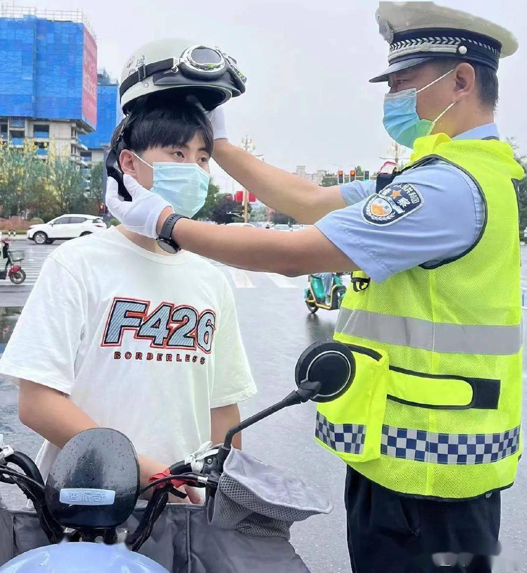 鹤壁淇县交警扎实开展夏季"一盔一带"整治行动_头盔_安全带_电动车