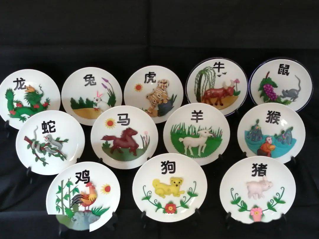 《十二生肖台式摆件》 张霞《孔雀戏牡丹》 李小刚平凉被收藏作品