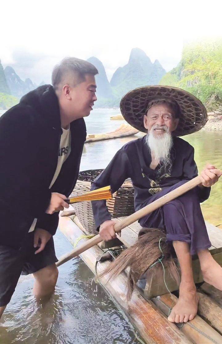 94岁渔翁当模特给妻子挣药钱？当地称老人有医保和高龄补助 坚持工作是因为闲不住_黄全德_漓江_游客