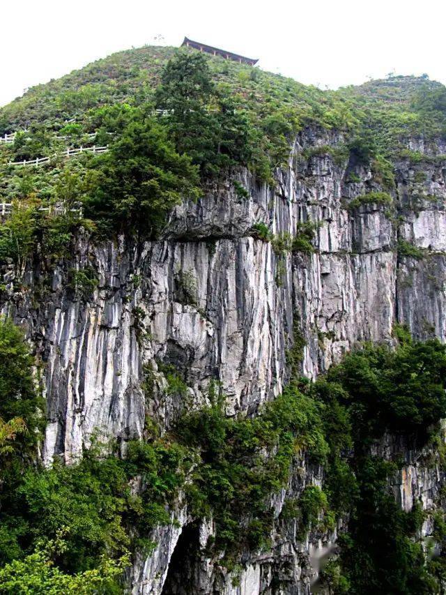 大石围东西峰(左与右)11从东垭口观景台看西峰崖壁中国地图12阿迪力