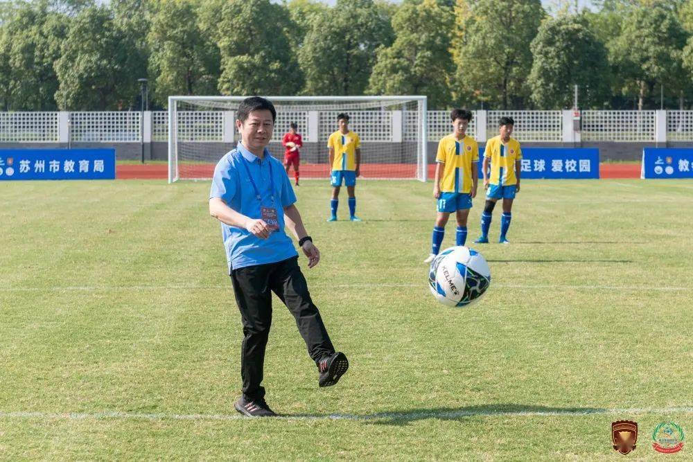 在揭幕戰比賽中張家港市鳳凰高級中學男足以8:0戰勝吳縣中學男足取得