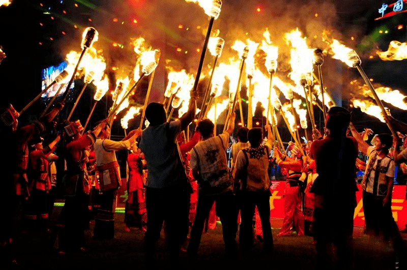 彝族火把节一般历时三天三夜,分为迎火,玩火,送火三个阶段