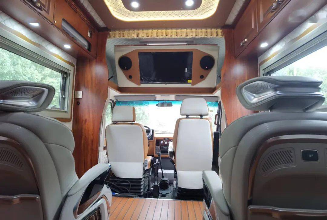 中恒依维柯2046四驱越野房车空间质感享受配有航空座椅升降吊床ktv点