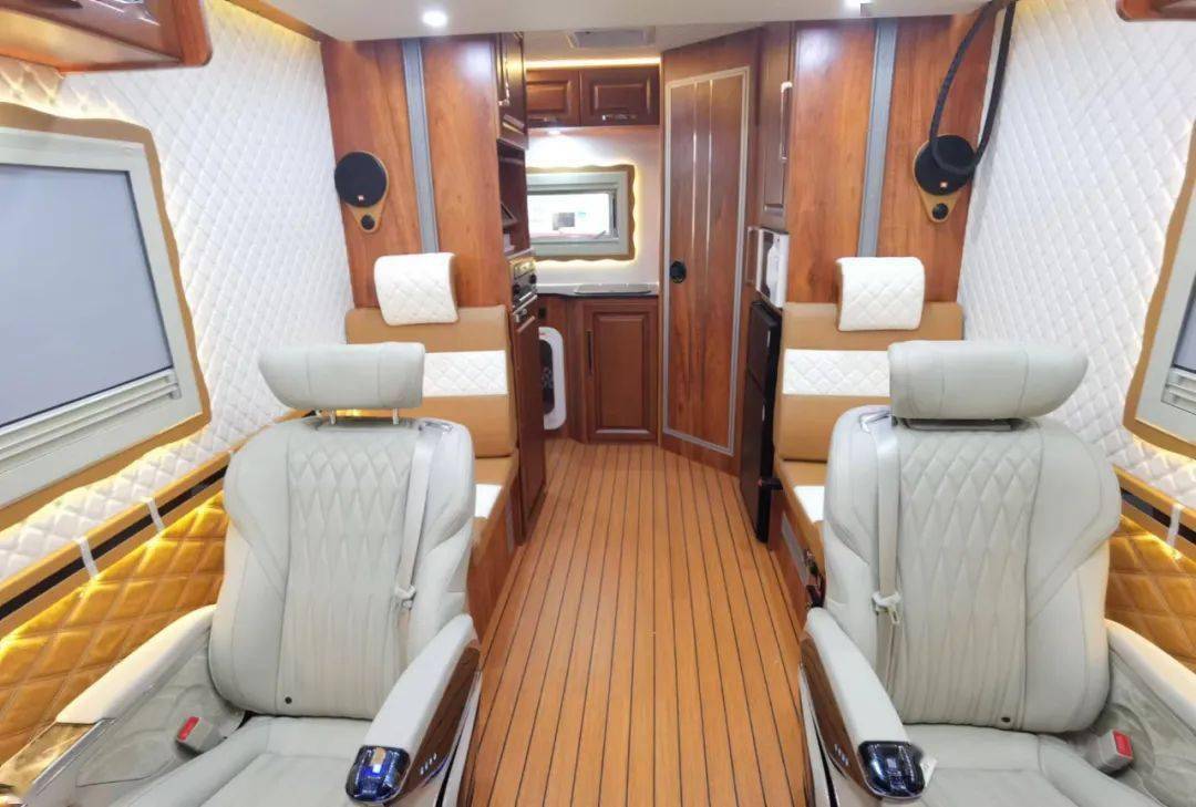 中恒依维柯2046四驱越野房车 空间质感享受 配有航空座椅 升降吊床